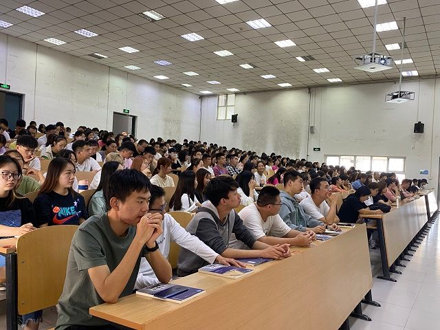 【辅导员说完满】保护自身安全 树立健康心态——食品与环境学院2018级主题年级会