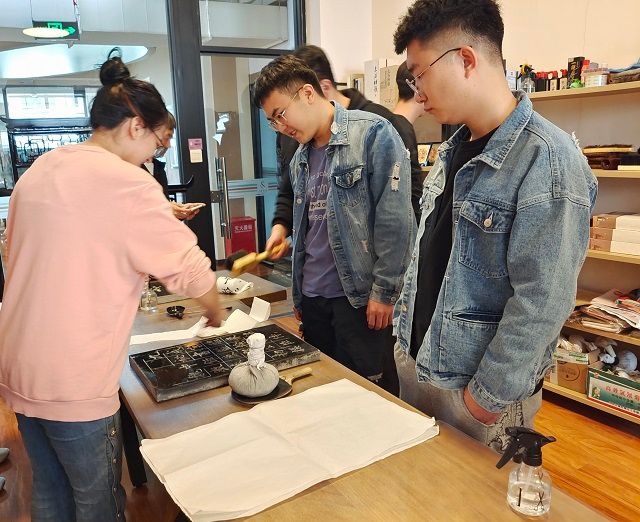 【完满班级】铭刻历史 传承文化——艺术传媒学院18级环设1805班举办-“非遗进校园”拓碑活动