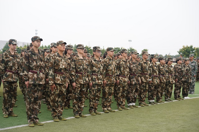 军训启航 青涩洗礼披正气——食品与环境学院2018级新生军训