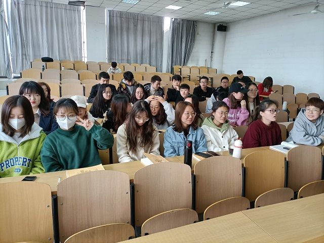 【完满班级】了解两会内容 学习两会精神——食品与环境学院食安1801班完满班级活动