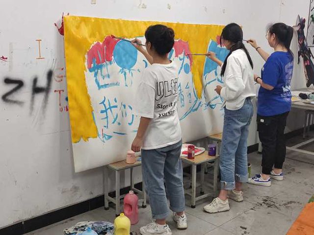 【完满班级】集体创作 放飞梦想——艺术传媒学院视觉1802班“季月初来,画笔挥舞”集体绘画创作活动