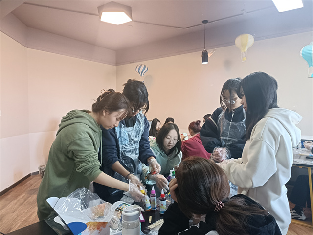 【完满团支部】巧手添色 邂逅扎染魅力——淬炼·国际商学院会计2105班完满团支部活动