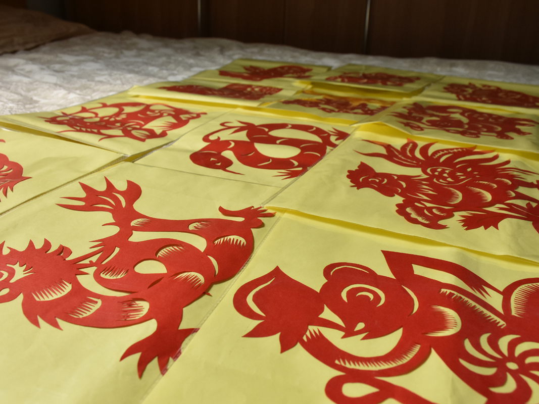 在保护中发展:触摸许村剪纸与烙画艺术品