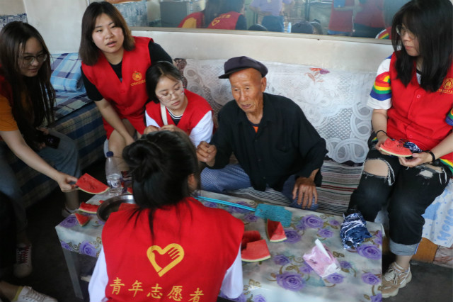 党路漫漫而修远兮 吾辈将上下而求索——“青鸟”志愿服务队寻访老党员纪实