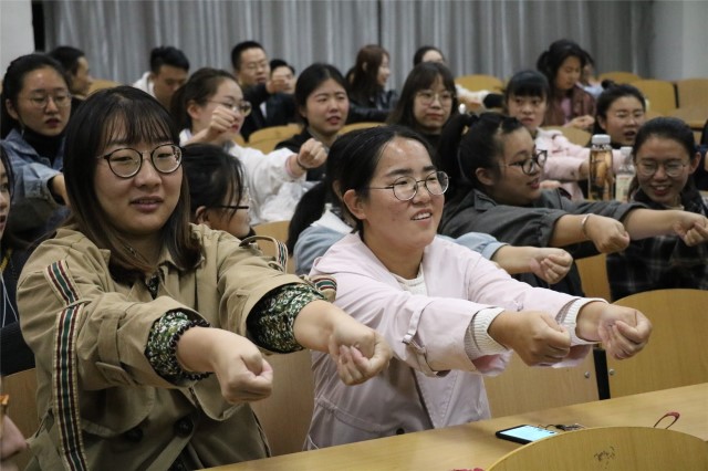 【辅导员说完满】 畅谈未来 助力梦想扬帆起航——外国语言文学系15级辅导员说完满