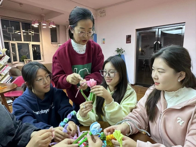 【完满团支部】巧手做 妙手生花塑万物 ——艺术传媒学院环设2301班完满团支部活