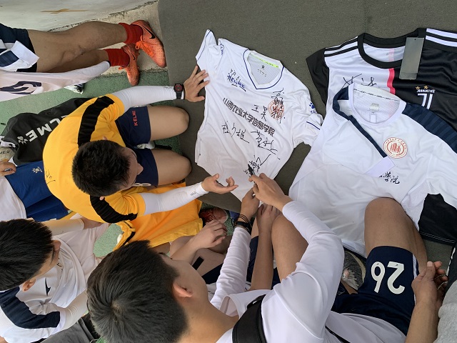 校级各类运动队用专属方式送别毕业队员