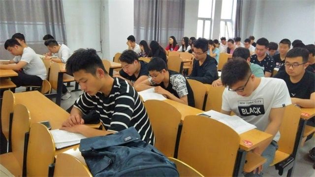 【戏剧节】书香年华 重温经典——第六届“魅夜乌马河”校园戏剧节5月18日晨读戏剧集锦
