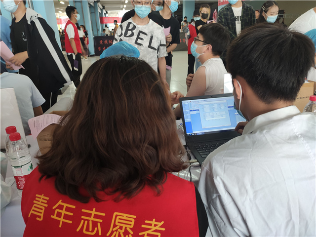 点赞!“红马甲”助力疫苗接种工作