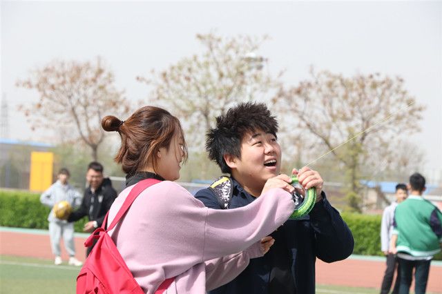 【完满班级】党风吹 放飞青年志——资产1902班放风筝活动