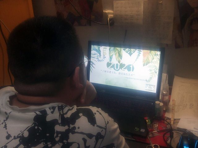 【完满班级】了解非遗文化 感受染色艺术——艺术传媒学院动画1801班非遗文化扎染宣讲活动