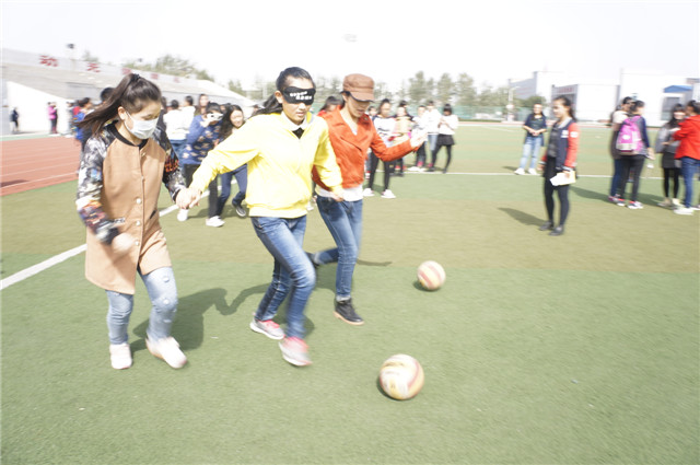 外语系举办“男神女神向前冲”趣味运动赛