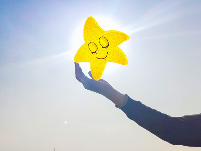 “宝贝你把自己关进了房间，留给爸爸妈妈一片阴雨天”——写给星星的孩子