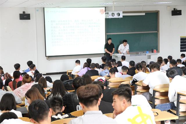 【辅导员说完满】三人行 则必有我师焉——艺术传媒学院2017级环设专业辅导员说完满