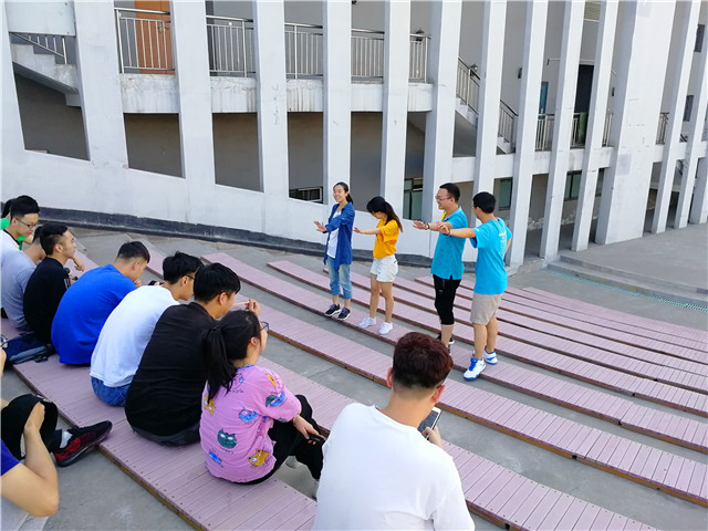 【完满班级】舞林中人 谁与争锋——智能工程学院电气1502班举办“大神来了”完满班级活动