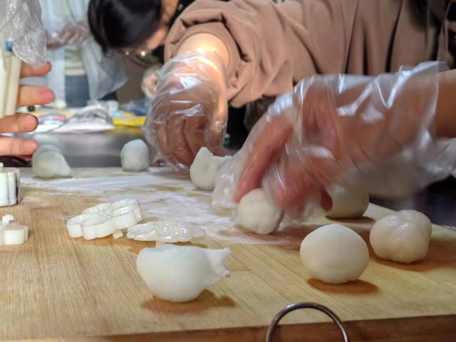 学长计划第1099期:共食月饼 共话乡情 共畅未来——“学长计划·百花讲堂”第146期:“喜迎佳节 饼成心意”