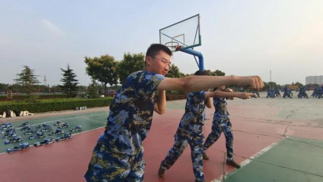 多彩军训 展现别样风采——21级智院学子军训纪实