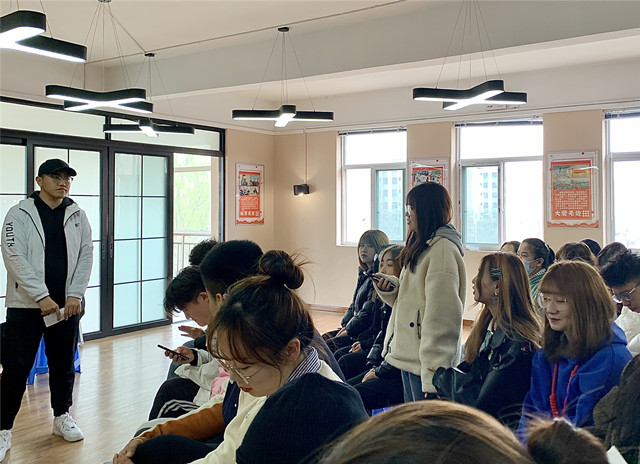 【完满班级】学习两会精神 做当代新青年——淬炼商学院营销1801班完满班级活动