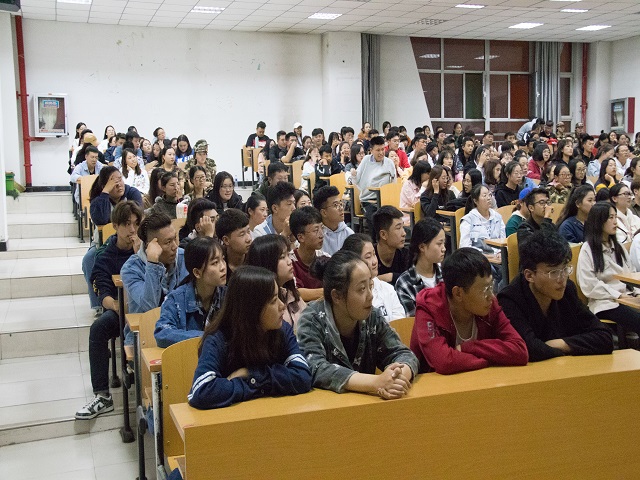 以青春的名义 绽放精彩——艺术传媒学院2018届新生创意写作学院、创业中心宣讲会