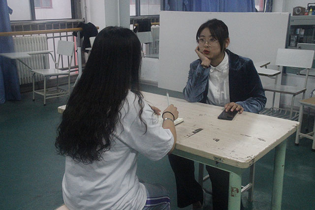 【戏剧节】第七届“魅夜乌马河”校园戏剧节《最Hold晚餐》剧组采访