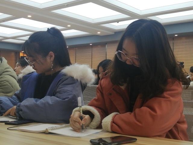 第三十四期“创客视界”传媒沙龙百名师生共同探寻新闻写作技巧