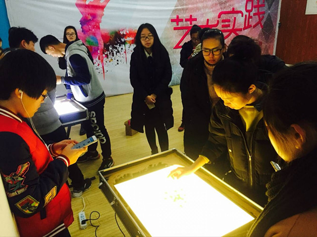 【社团巡礼节】“v”沙画社团举办“乐中学沙画”活动