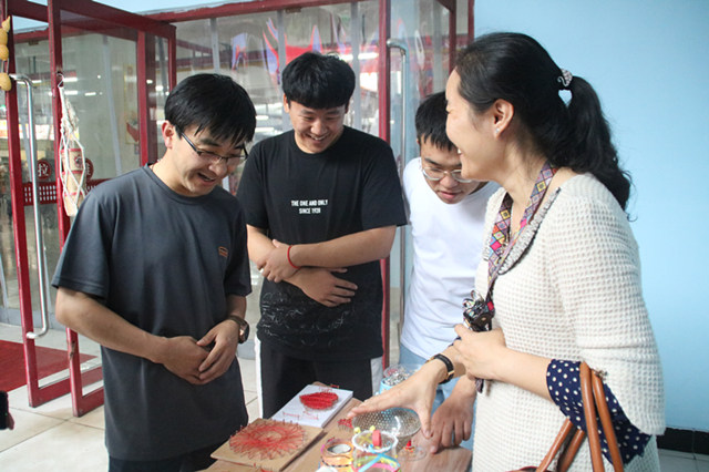 【1＋1＞2】智能工程学院开展“智多星”领航工程之造物达人活动暨工设1701班立体构成作品展