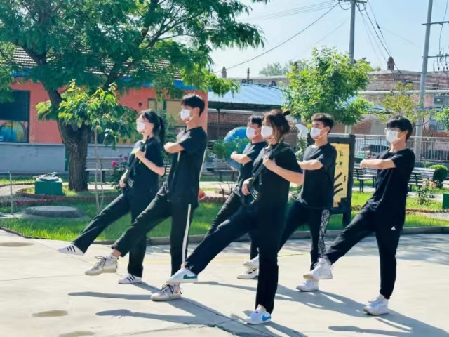 挑战自我展风采 快乐童年过六一——经济与管理学院经谷志爱专项服务队共度六一活动
