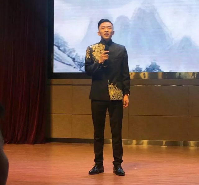 闪光的信院第229期：感受追梦少年杨晓雄与艺术的不解之缘