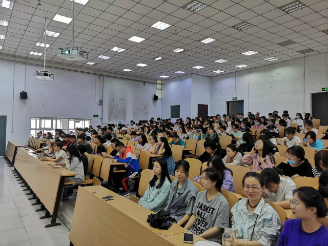 【辅导员说完满】告别校园生活 直面未来社会——经济与管理学院开展“与安全同行，与梦想比肩”主题年级会