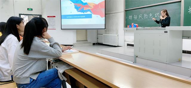 【辅导员说完满】hello大学生——淬炼·国际商学院2021级辅导员说完满专题活动