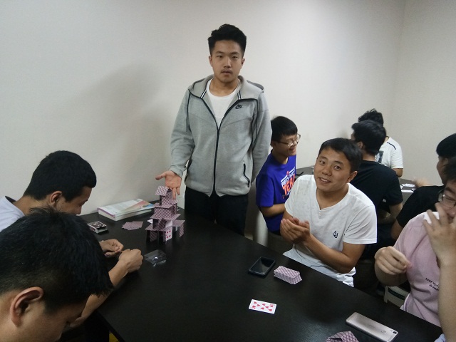【完满班级】用纸牌搭起趣味之桥——信息工程学院网工1701班搭建塔牌活动