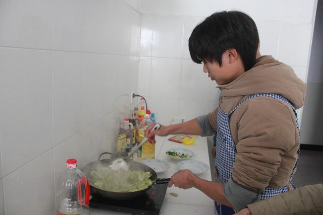 远景学院师生包饺子迎冬至