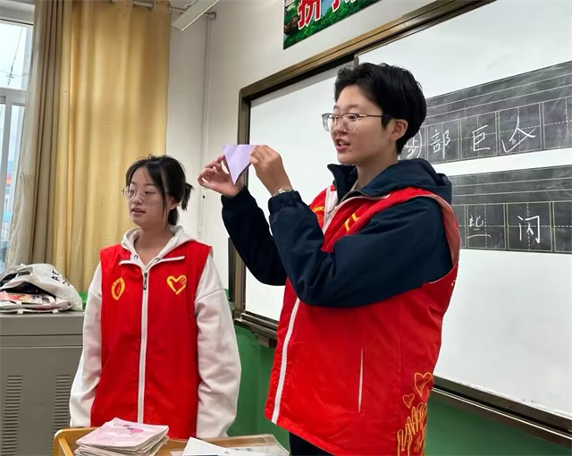 微光共聚时 与爱并肩行——“外语加油站”第1期:“INTO YOU 亲爱的小孩”温情递送入乡村