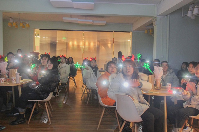 温暖相伴 不负期待与感动——青藤书院举办“陪你度过漫长岁月”集体生日会