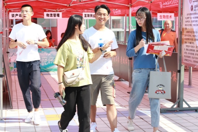 我校各院系顺利完成2019年迎新工作