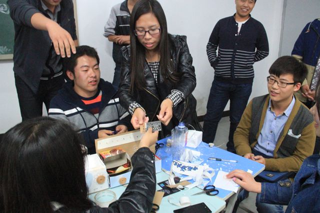 远景学院举办“垃圾袋中的惊喜”旧物改造活动