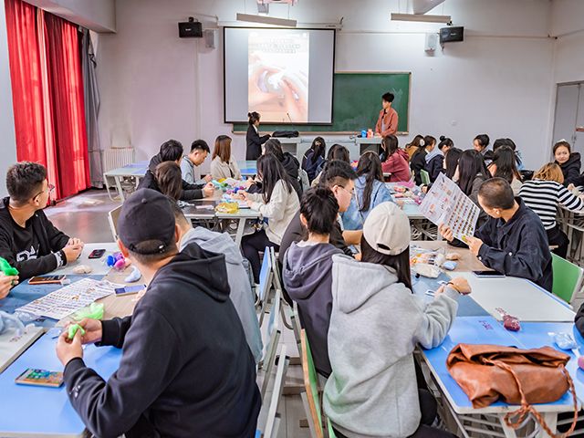 学长计划第912期:艺家人戳了戳你 在线召唤容嬷嬷——艺术传媒学院“传世芳华 惠泽后人”艺彩论坛系列活动第三十五期