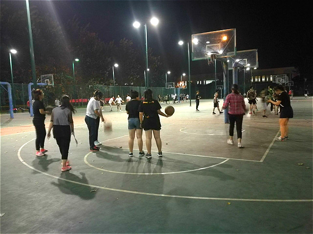 篮球场英姿飒爽 青春肆意飞扬——经管系篮球队简介