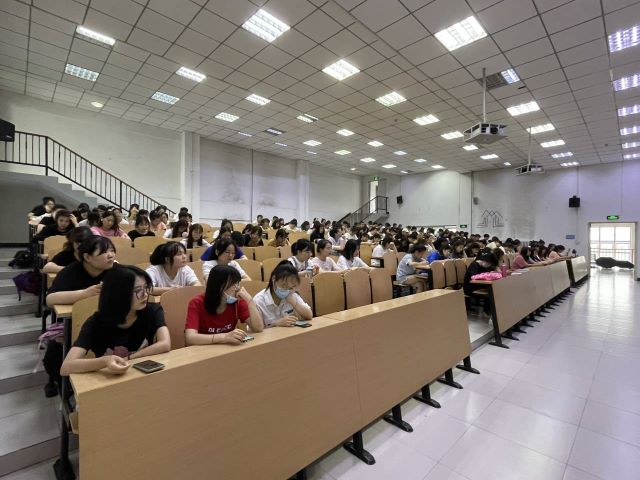 【辅导员说完满】勿失忠信 自信应考——经济与管理学院2018级开展“诚信考试”主题年级会