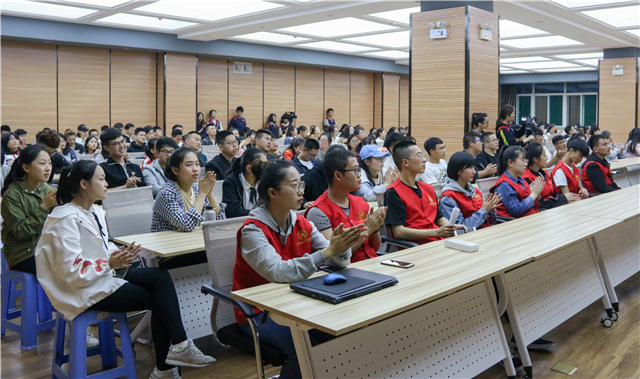 公益人物面对面第7期：大爱无疆 用声音讲述公益故事