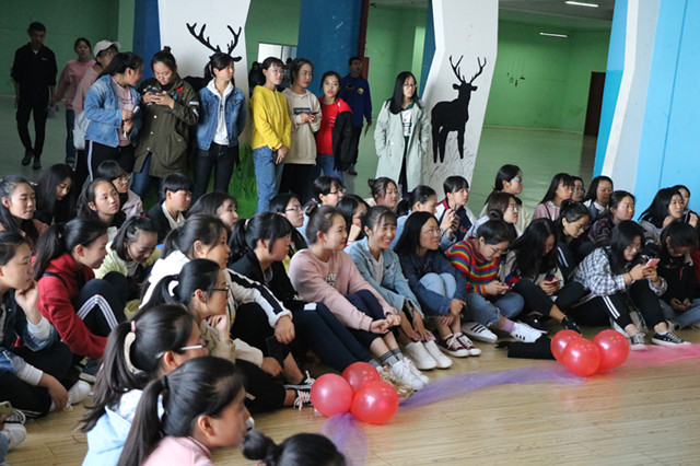 艺术的魅力同样能给人直击心底的力量——外语系“我型我秀”才艺交流展示大会