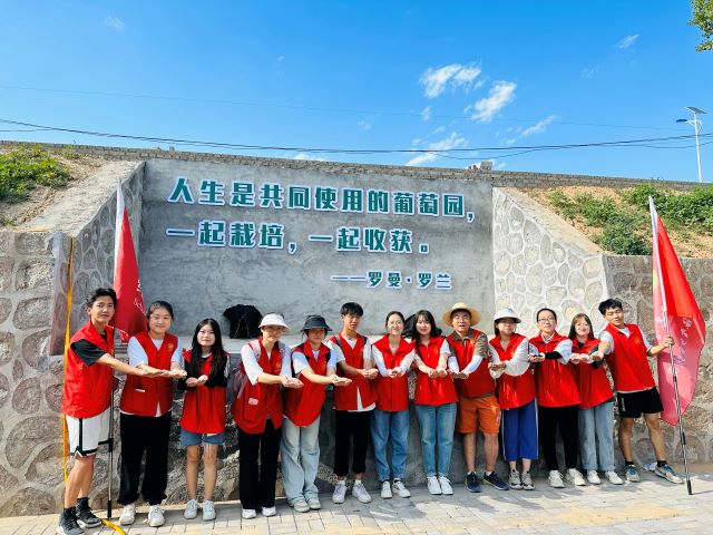 【三下乡】进田间地头·种植员张春明与“新”农来堡的十年相依——经济与管理学院“经”缘晋乡实践团助农篇