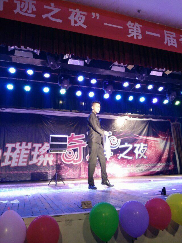 【缤纷百团】巅峰魔术社成功举办近景魔术秀