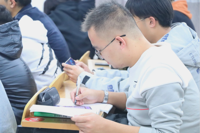 骗防骗 筑牢安全防线——经济与管理学院开展“提高防骗意识 远离电信诈骗”主题年级会