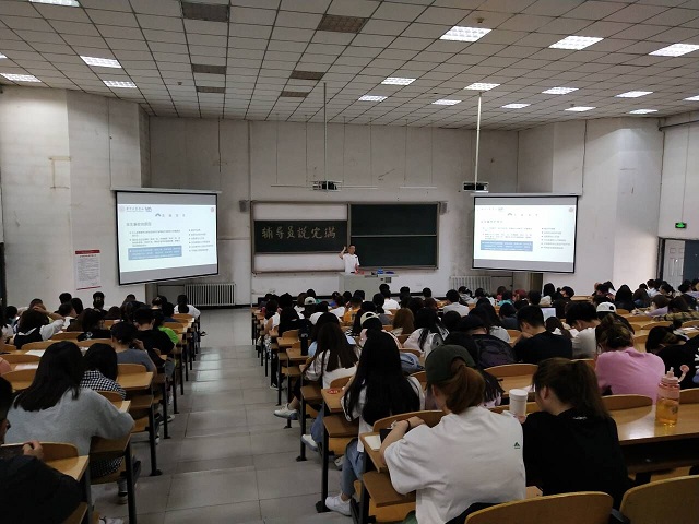 【辅导员说完满】知危险 会避险 安全教育“再加码”——“齐抓共管远风险 联防联动守平安”主题年级会