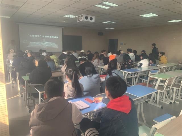 营造书香学院 打造诗意氛围——艺术传媒学院“艺路领先”书香研读养成周