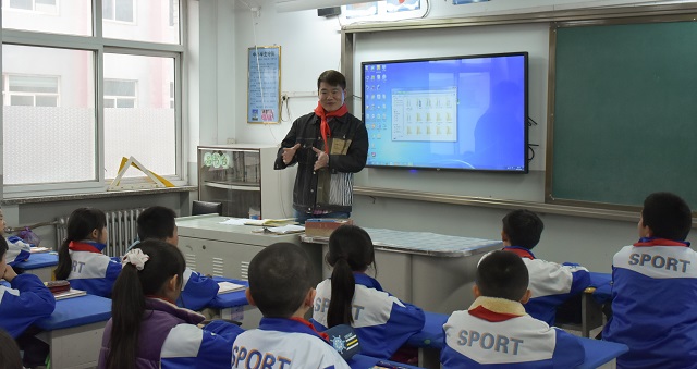 重温红色精神 体验语言魅力——乡村小学“金话筒”红色宣讲员