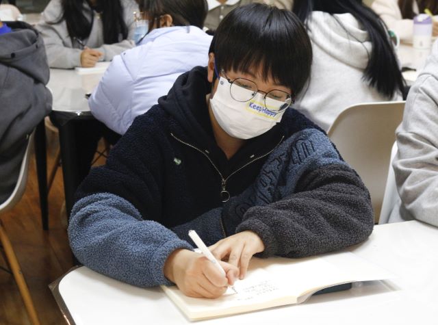 “记”录盛世繁华景 聚焦璀璨幕后“者”——“展记者‘经’彩,‘食’校媒记忆”记者节活动