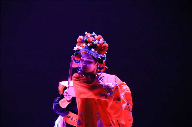 【戏剧节】总有岁月可“追忆” 且以深情度“芳华”